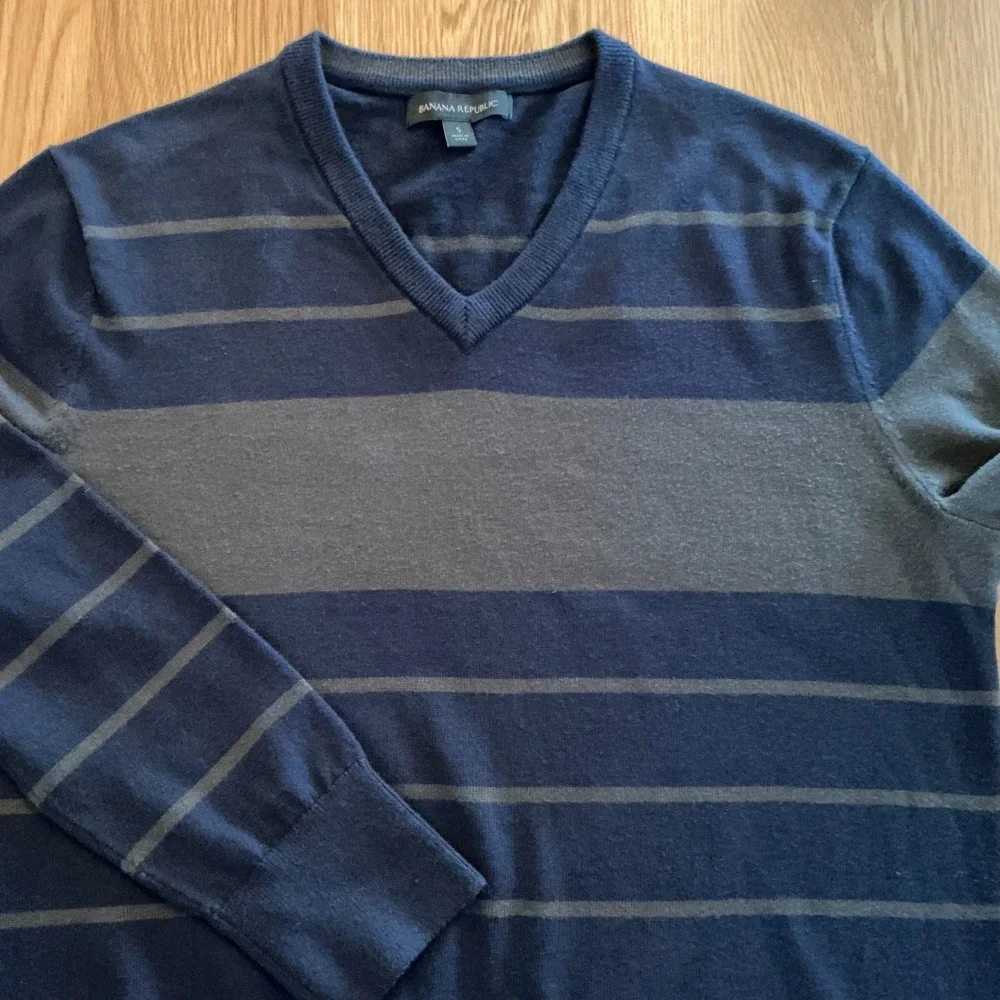 Banana Republic V Neck Sweater Men's Small Blue Gray Striped Cotton Blend